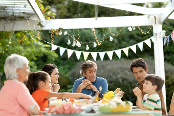Çok Nesildir Beyaz Bir Ailenin Yemek Masasının Önünde Oturup Sohbet — Stok fotoğraf