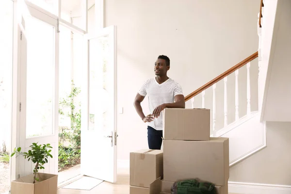 Přední Pohled Afroameričana Doma Jak Stěhuje Opírá Lepenkové Krabice — Stock fotografie