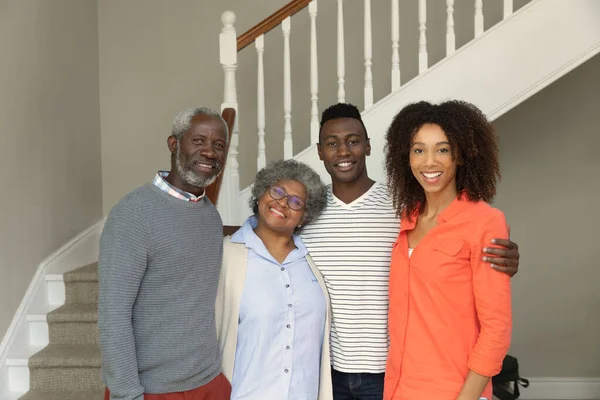 Retrato Una Feliz Pareja Afroamericana Con Sus Hijos Adultos Casa —  Fotos de Stock