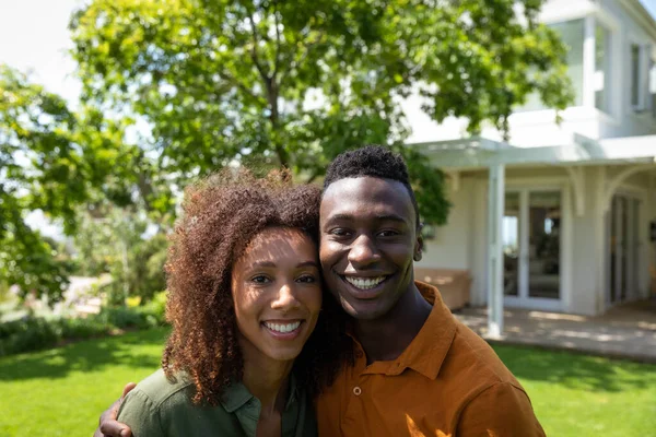 庭の笑顔のアフリカ系アメリカ人のカップルの肖像画 太陽の下で受け入れ カメラに笑顔 — ストック写真