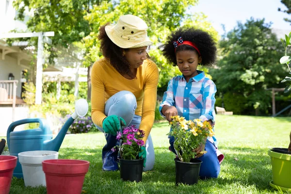 Pohled Zepředu Afroameričanku Její Dceru Zahradě Klečící Květináče — Stock fotografie