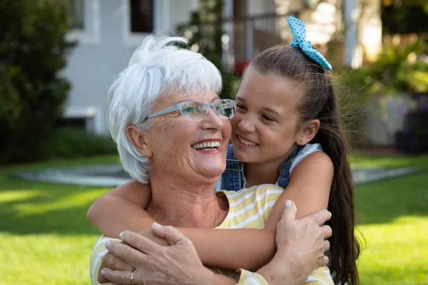 Widok Przodu Zbliżenie Uśmiechnięty Biały Babcia Wnuczka Obejmujący Zewnątrz Ogród — Zdjęcie stockowe