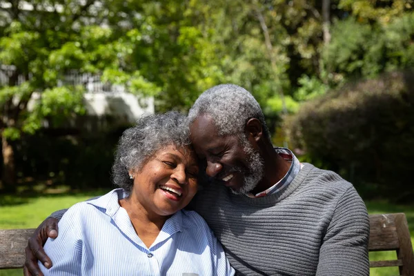 Vista Frontal Close Casal Sênior Afro Americano Jardim Sentado Banco — Fotografia de Stock