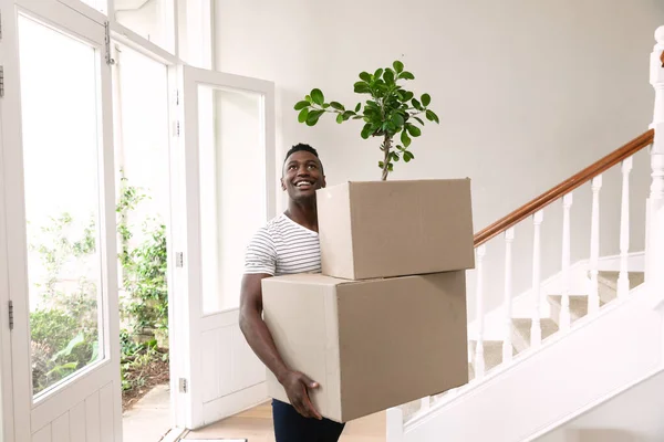 Vista Frontale Uomo Afroamericano Casa Che Trasferisce Trasporta Scatole Cartone — Foto Stock