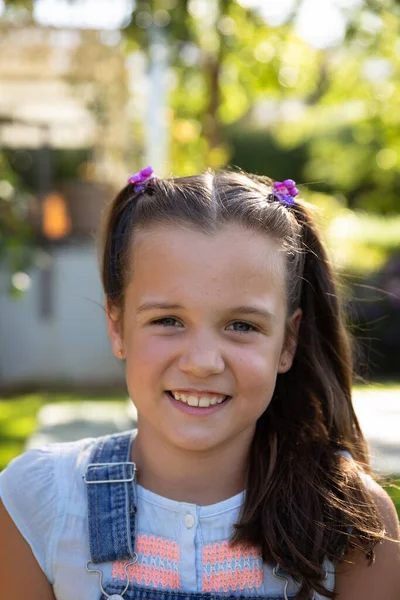 Πορτρέτο Κοντά Από Ένα Νεαρό Καυκάσιο Κορίτσι Μακριά Καστανά Μαλλιά — Φωτογραφία Αρχείου
