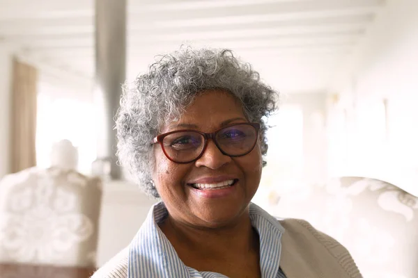 Retrato Cerca Mujer Afroamericana Mayor Feliz Con Gafas Sonriendo Cámara — Foto de Stock