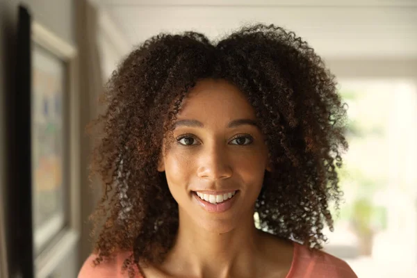 一个面带微笑的非裔美国女人在镜头前的画像 — 图库照片