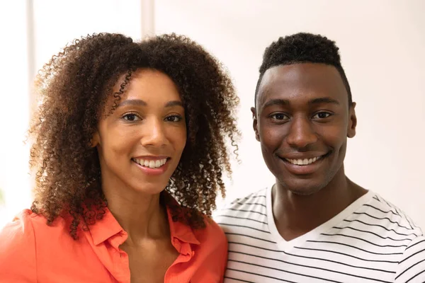 Retrato Casal Afro Americano Casa Sorrindo Para Câmera — Fotografia de Stock