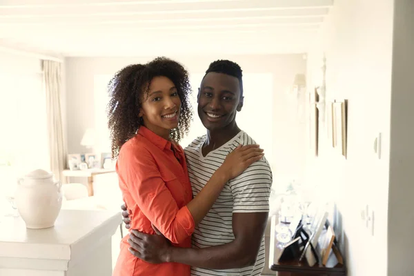 自宅でアフリカ系アメリカ人のカップルの肖像画 カメラに笑みを浮かべて — ストック写真