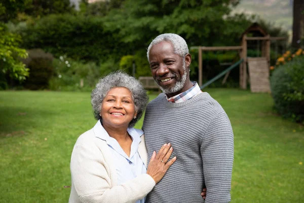 Retrato Casal Afro Americano Sênior Jardim Abraçando Sorrindo — Fotografia de Stock