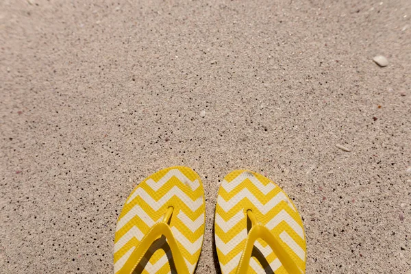 Paar Gele Witte Zigzagpatronen Het Zandstrand Een Zonnige Dag Zomer — Stockfoto