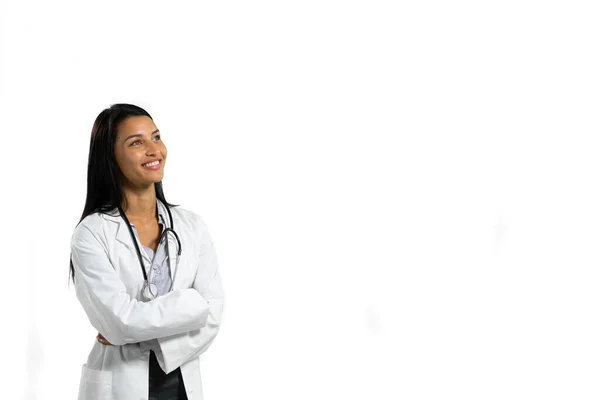 Vista Lateral Una Feliz Doctora Raza Mixta Usando Una Bata — Foto de Stock