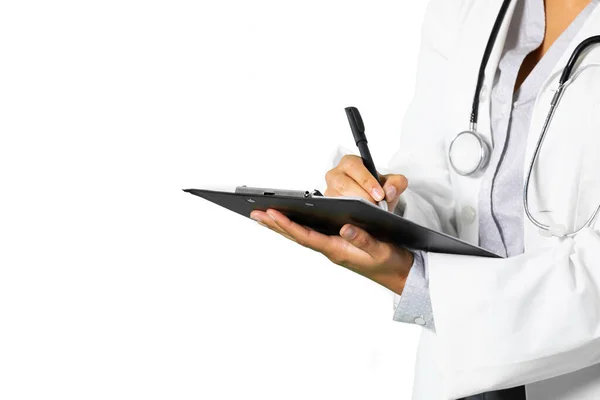 女医生身穿带听诊器的化验室外套 站在一边 拿着记事板 在白色背景上做笔记 — 图库照片