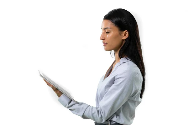 白いシャツを着て 白い背景にタブレットコンピュータを立って保持長い暗い髪を持つ混合レースビジネス女性の側面図 — ストック写真