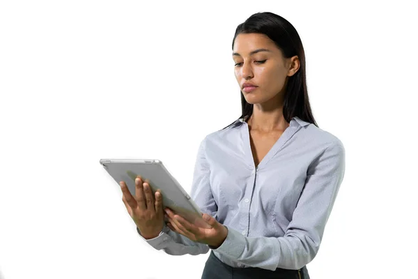 白いシャツを着て 白い背景にタブレットコンピュータを立って保持長い暗い髪を持つ混合レースビジネス女性のフロントビュー — ストック写真