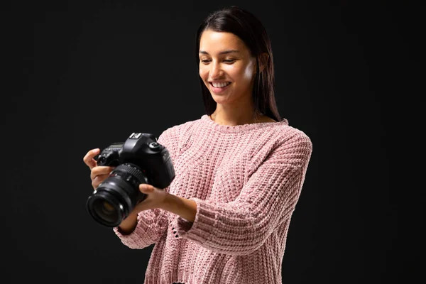 Vista Frontal Uma Fotógrafa Raça Mista Tirando Fotos Com Uma — Fotografia de Stock