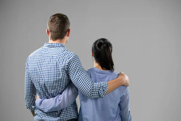 一个快乐的高加索男人和一个恋爱中的女人站在一起 穿着灰色背景的衬衫向前看的后视镜 — 图库照片