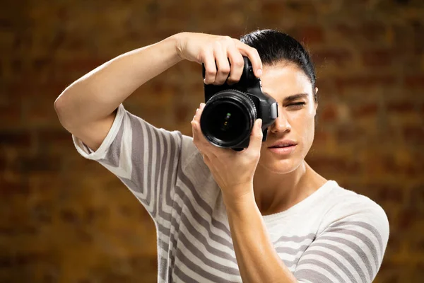 Vooraanzicht Van Een Blanke Vrouwelijke Fotograaf Met Lang Donker Haar — Stockfoto