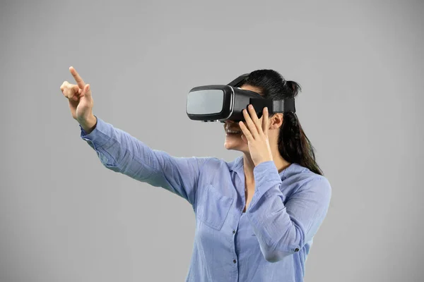 Vista Lateral Una Mujer Caucásica Pie Con Auricular Realidad Virtual —  Fotos de Stock