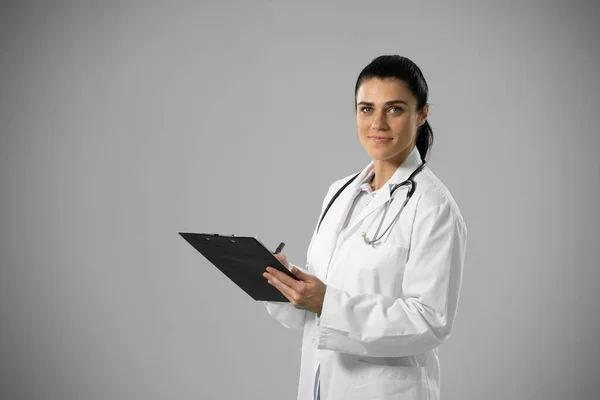 Retrato Una Doctora Caucásica Usando Una Bata Laboratorio Con Estetoscopio — Foto de Stock