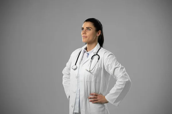 Visão Lateral Uma Médica Caucasiana Feliz Vestindo Casaco Laboratório Com — Fotografia de Stock