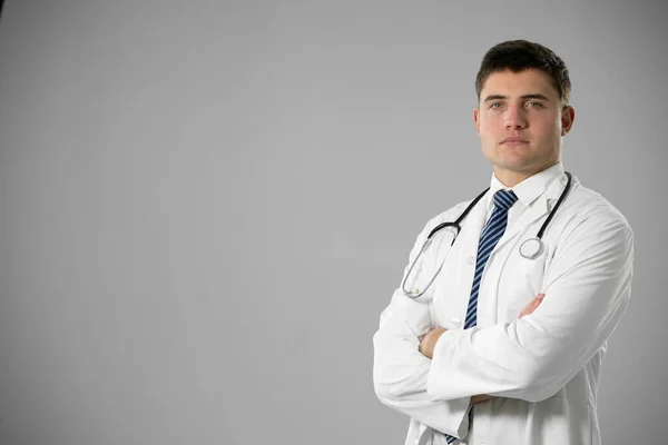 Retrato Médico Caucasiano Vestindo Jaleco Com Estetoscópio Com Braços Cruzados — Fotografia de Stock