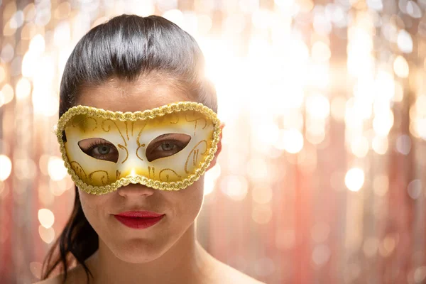 Retrato Perto Uma Mulher Caucasiana Feliz Usando Uma Máscara Carnaval — Fotografia de Stock