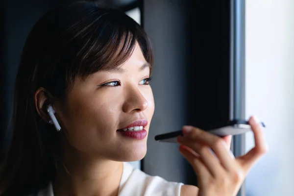 Передня Картина Закрита Азійською Бізнесменкою Навушником Bluetooth Яка Працює Сучасному — стокове фото