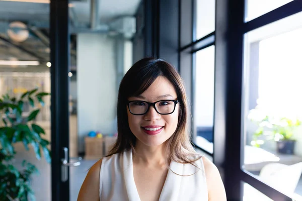 Портрет Азиатской Деловой Женщины Умной Одежде Очках Стоящей Современном Офисе — стоковое фото