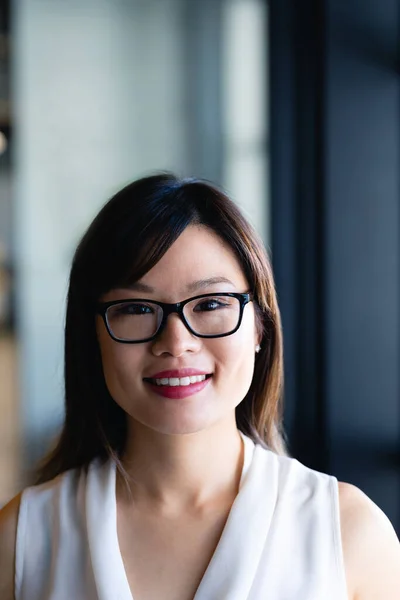 Портрет Азиатской Деловой Женщины Умной Одежде Очках Стоящей Современном Офисе — стоковое фото