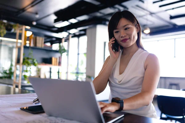 Vista Frontal Una Mujer Negocios Asiática Con Ropa Inteligente Trabajando — Foto de Stock