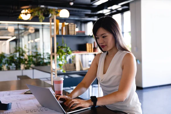 Vista Frontal Uma Empresária Asiática Vestindo Roupas Inteligentes Trabalhando Escritório — Fotografia de Stock