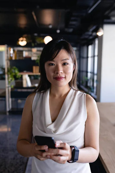 Portræt Asiatisk Forretningskvinde Iført Smart Tøj Stående Det Moderne Kontor - Stock-foto