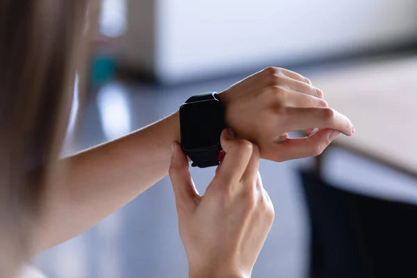 Widok Tyłu Środkowa Część Bizneswoman Pracuje Nowoczesnym Biurze Nosi Smartwatch — Zdjęcie stockowe