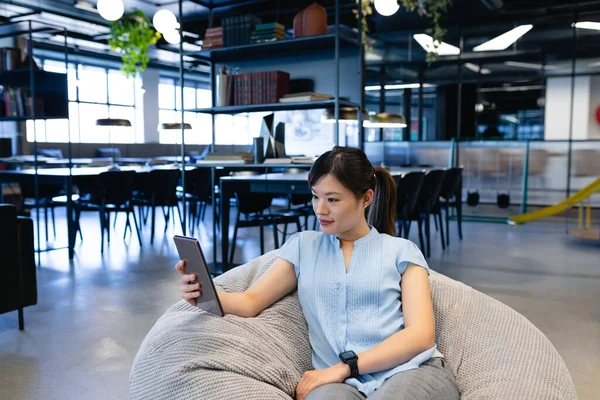 Vista Frontal Una Mujer Negocios Asiática Que Usa Ropa Inteligente —  Fotos de Stock