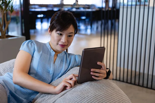 Front Visning Asiatisk Forretningskvinde Iført Smart Tøj Der Arbejder Moderne - Stock-foto