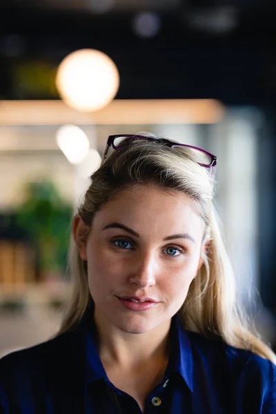 Portrait Une Femme Affaires Caucasienne Aux Cheveux Blonds Vêtue Une — Photo