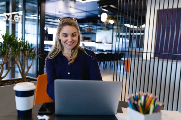 Främre Bild Vit Affärskvinna Klädd Smarta Kläder Arbetar Det Moderna — Stockfoto