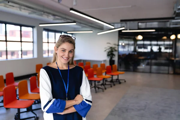 Vooraanzicht Van Een Blanke Vrouw Met Lang Blond Haar Draagt — Stockfoto