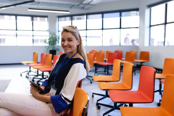 Vooraanzicht Van Een Blanke Vrouw Met Lang Blond Haar Met — Stockfoto