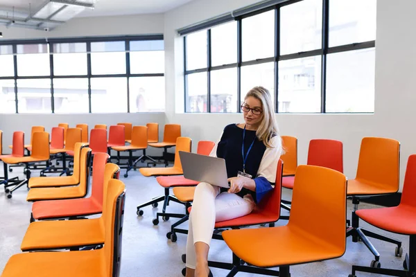 Framsidan Vit Kvinna Med Långt Blont Hår Klädd Smarta Kläder — Stockfoto