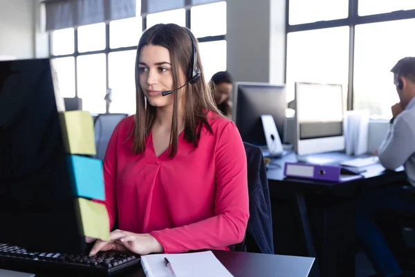 Vorderseite Einer Kaukasischen Frau Die Als Kundenbetreuerin Arbeitet Intelligente Kleidung — Stockfoto