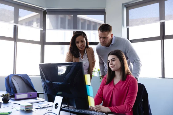 Front Multietniska Grupp Kollegor Som Arbetar Ett Modernt Kontor Samlas — Stockfoto