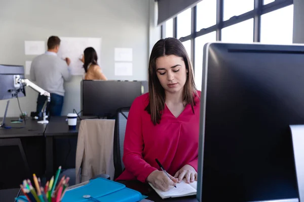 Vista Frontale Una Donna Caucasica Che Lavora Ufficio Moderno Scrivendo — Foto Stock