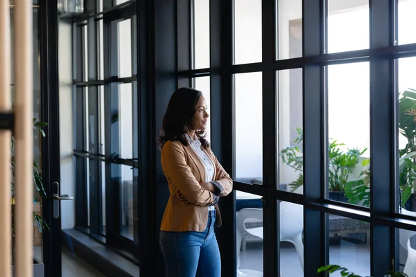 Vue Latérale Une Femme Affaires Mixte Portant Des Vêtements Intelligents — Photo