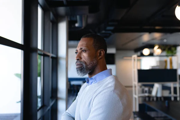 Vue Côté Homme Affaires Afro Américain Travaillant Dans Bureau Moderne — Photo