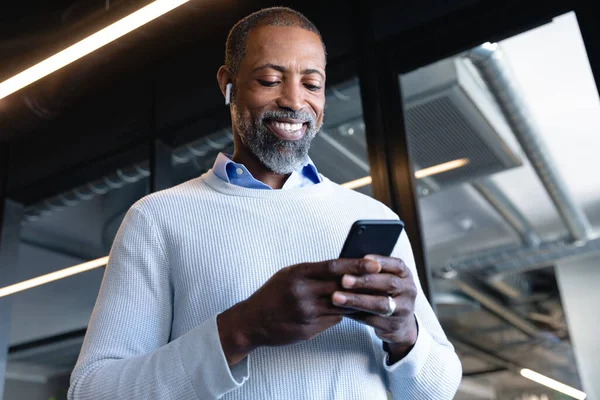 Vista Frontal Bajo Ángulo Hombre Negocios Afroamericano Con Auriculares Trabajando —  Fotos de Stock