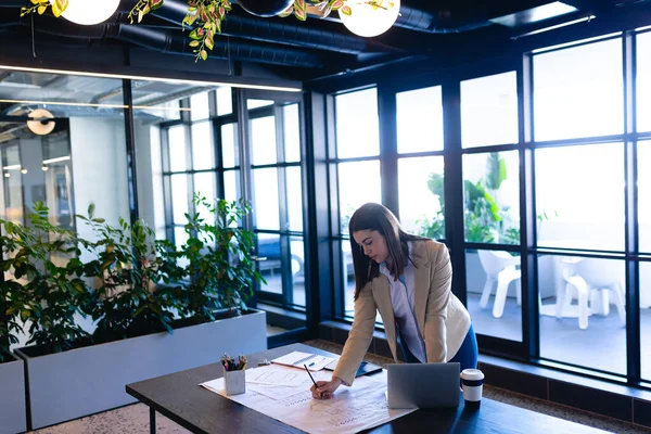 Sidovy Vit Affärskvinna Klädd Smarta Kläder Arbetar Ett Modernt Kontor — Stockfoto