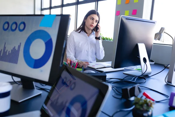 Vista Frontal Una Mujer Caucásica Que Trabaja Oficina Moderna Sentada — Foto de Stock