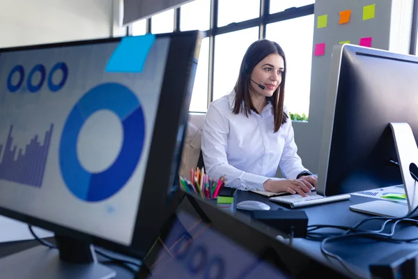 Vorderansicht Einer Kaukasierin Die Modernen Büro Arbeitet Schreibtisch Sitzt Headset — Stockfoto